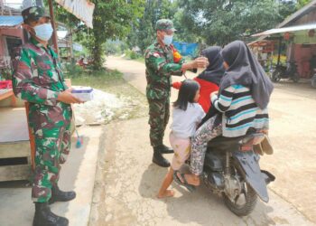 Berbagi Masker, Upaya Babinsa Nanga Dangkan Perangi Covid-19