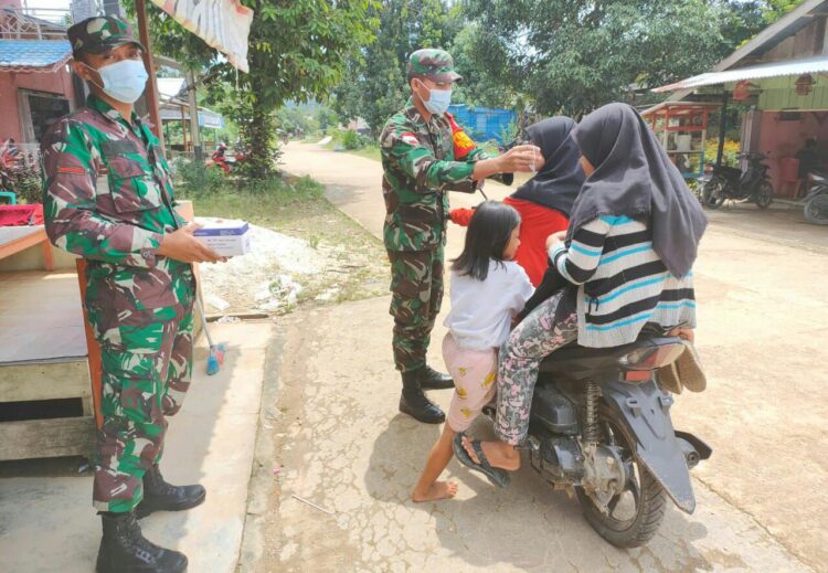 Berbagi Masker, Upaya Babinsa Nanga Dangkan Perangi Covid-19