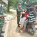 Berbagi Masker, Upaya Babinsa Nanga Dangkan Perangi Covid-19