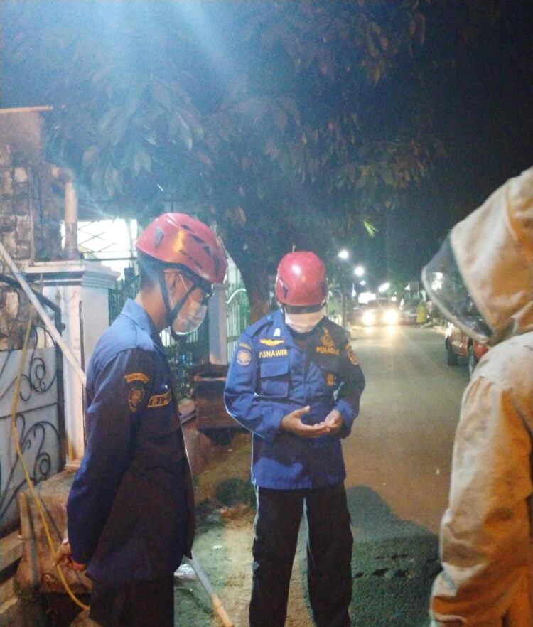 Team Evakuasi Regu 2 Musnahkan Sarang Tawon Yang Membahayakan Warga Asabri