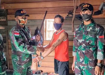 Terima Layanan Kesehatan dari Satgas Pamtas Yonif 407, Fiter Guma Serahkan Senpi Miliknya
