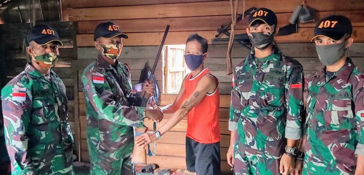 Terima Layanan Kesehatan dari Satgas Pamtas Yonif 407, Fiter Guma Serahkan Senpi Miliknya
