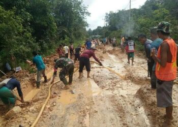 Babinsa Sungai Batu Bersama Dengan Warga Karya Bhakti Perbaiki Jalan