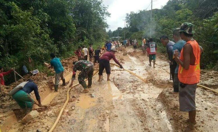 Babinsa Sungai Batu Bersama Dengan Warga Karya Bhakti Perbaiki Jalan