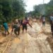 Babinsa Sungai Batu Bersama Dengan Warga Karya Bhakti Perbaiki Jalan