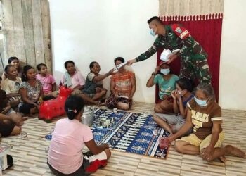 Putus Penyebaran Covid-19, Koramil Mempawah Hulu Bagikan Masker