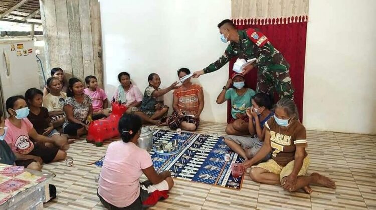 Putus Penyebaran Covid-19, Koramil Mempawah Hulu Bagikan Masker