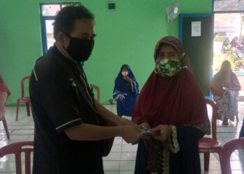 Pembagian (BLT) Di Desa Cisalada Tahap 3 Berjalan Secara Baik Dengan Mengikuti Prokes 3M