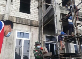 Budayakan Gotong Royong : Babinsa Sebubus Kerja Bhakti Pembangunan Masjid