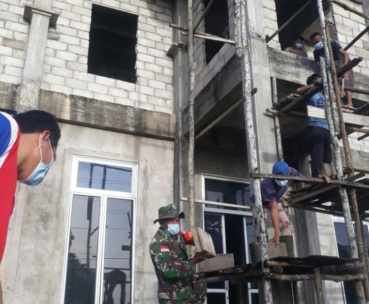 Budayakan Gotong Royong : Babinsa Sebubus Kerja Bhakti Pembangunan Masjid