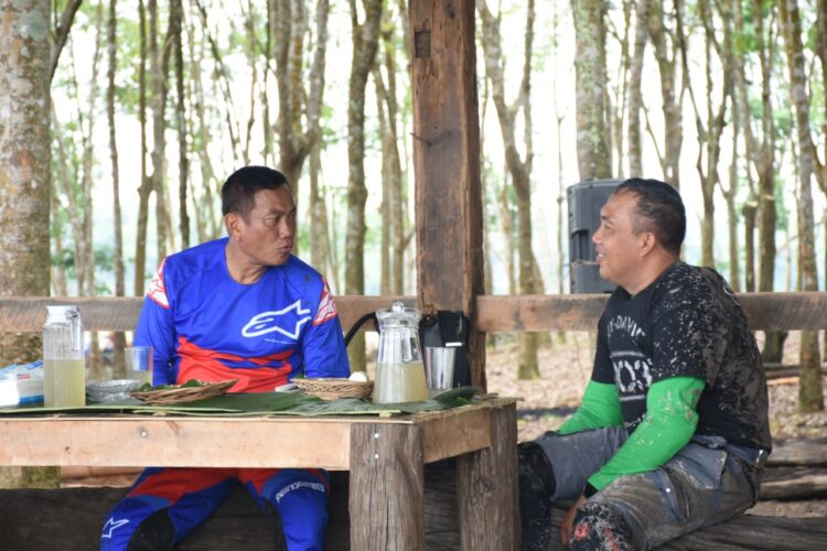 Bupati Tulang Bawang Barat Bersama Pangdam II/Sriwijaya Lakukan Silaturahmi Dan Jelajah Alam Menggunakan Motor Trail