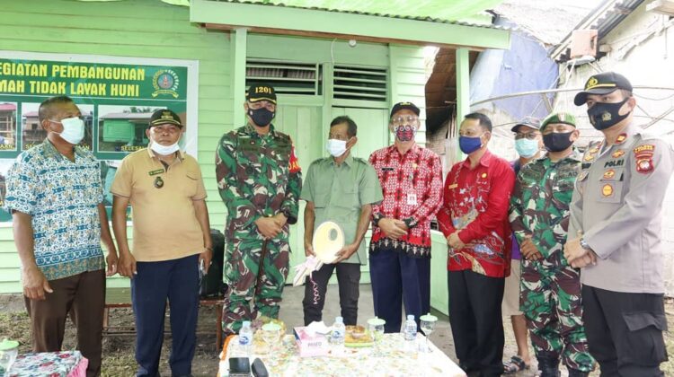 Terima Kunci dari Dandim 1201/Mph, Bapak Uging Punya Hunian Baru
