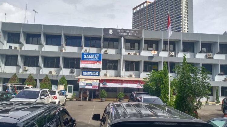 Miris Hendak Bayar Pajak, Pengunjung Samsat Cikokol Malah Suru Gerek Kendaraan Sendiri 