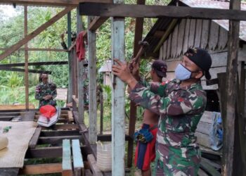 Bangun Kebersamaan, Satgas Pamtas Yonif 407 Bersama Warga Kerja Bhakti Bangun Rumah