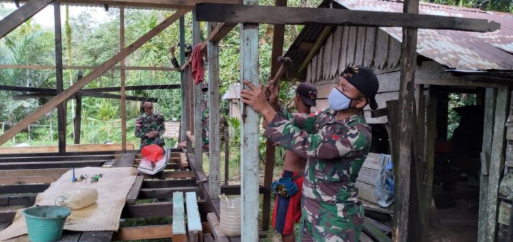 Bangun Kebersamaan, Satgas Pamtas Yonif 407 Bersama Warga Kerja Bhakti Bangun Rumah