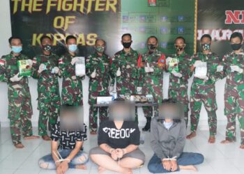 Satgas Yonif 642/Kps Gagalkan Penyelundupan 4 Kg Sabu dan 500 Butir Ekstasi di Jalur Tikus Perbatasan