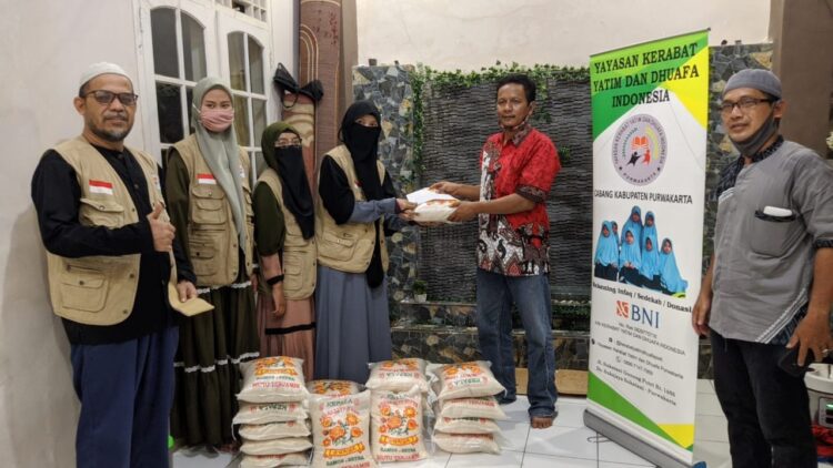 PDAM Gapura Tirta Rahayu Kabupaten Purwakarta Bagikan Sembako Berupa Beras Dan Uang