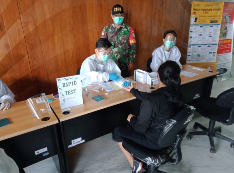 Putus Sebaran Covid-19, Koramil Sejangkung Terus Awasi Kedatangan PMI Via PLBN Aruk