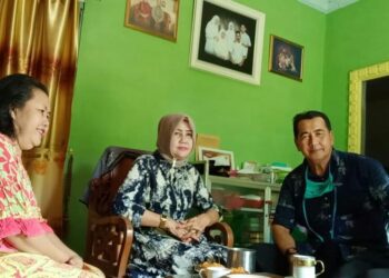 Memastikan Situasi Kamtibmas Aman, Bhabinkamtibmas Banjar Serasan Silahturahmi Tokoh Masyarakat Di Wilayah Binaanya