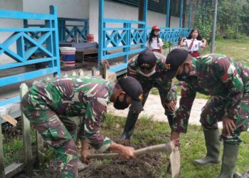 Laksanakan Kerja Bhakti, Satgas Pamtas Yonif 407 Cat Ulang Gedung Sekolah