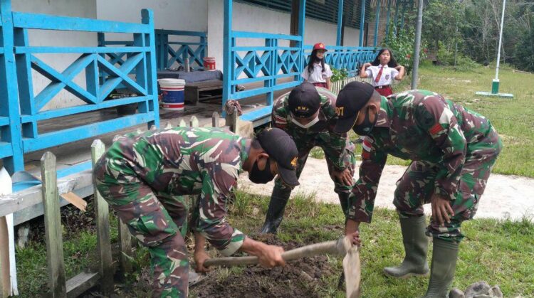Laksanakan Kerja Bhakti, Satgas Pamtas Yonif 407 Cat Ulang Gedung Sekolah