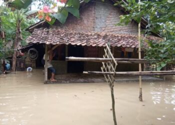 Rumah Warga Di Kampung Parung, Kecamatan Cimarga Terendam Banjir Hingga Satu Meter