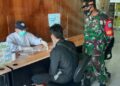 Pandemi Belum Berakhir, Koramil Sejangkung Terus Terapkan Protkes Kepada PMI di PLBN Aruk
