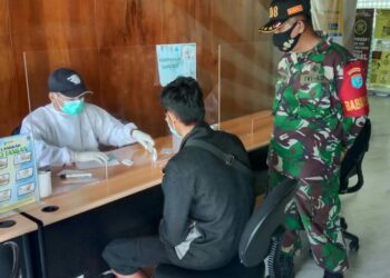 Pandemi Belum Berakhir, Koramil Sejangkung Terus Terapkan Protkes Kepada PMI di PLBN Aruk