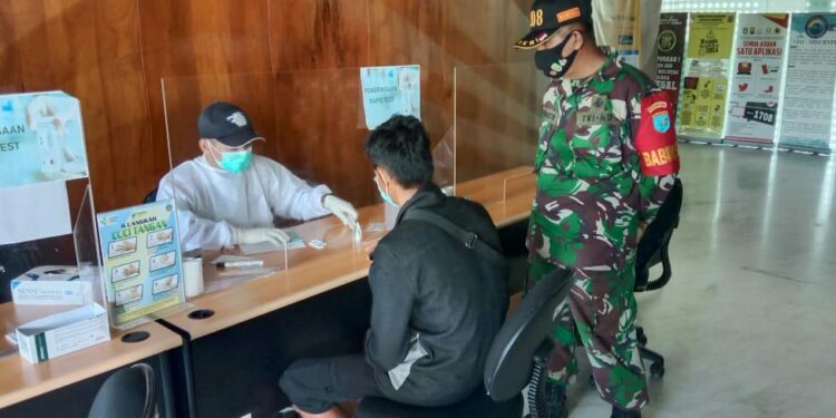 Pandemi Belum Berakhir, Koramil Sejangkung Terus Terapkan Protkes Kepada PMI di PLBN Aruk