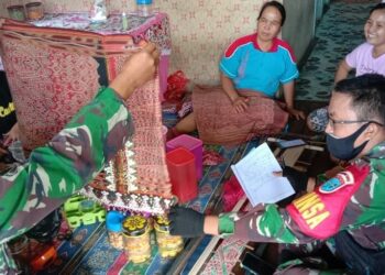 Dampingi Pengrajin, Upaya Babinsa Gemba Raya Lestarikan Tenun Ikat Khas Dayak