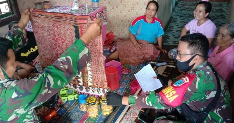 Dampingi Pengrajin, Upaya Babinsa Gemba Raya Lestarikan Tenun Ikat Khas Dayak