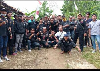 Mempererat Silahturohim LSM Lodaya Puragabaya Giat Membersihkan Makam Krmat Syeh Tubagus Daka