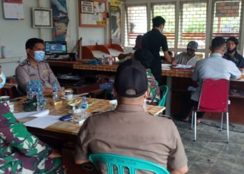 Dampingi Penyaluran BST Kemensos RI, Babinsa Ingatkan Protokol Kesehatan