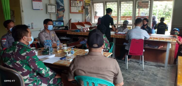 Dampingi Penyaluran BST Kemensos RI, Babinsa Ingatkan Protokol Kesehatan