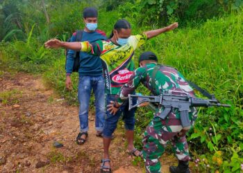 Amankan PMI Non Prosedural, Satgas Pamtas Yonif 642 Serahkan ke Imigrasi Entikong