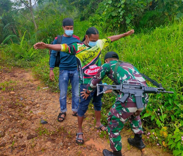 Amankan PMI Non Prosedural, Satgas Pamtas Yonif 642 Serahkan ke Imigrasi Entikong