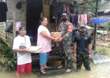 Gunakan Sampan, Satgas Pamtas 642 Salurkan Bantuan Dampak Banjir
