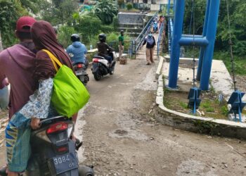 Jembatan Peyambung Di Desa Salem Ruksak Papan Jembatan Pada Bolong