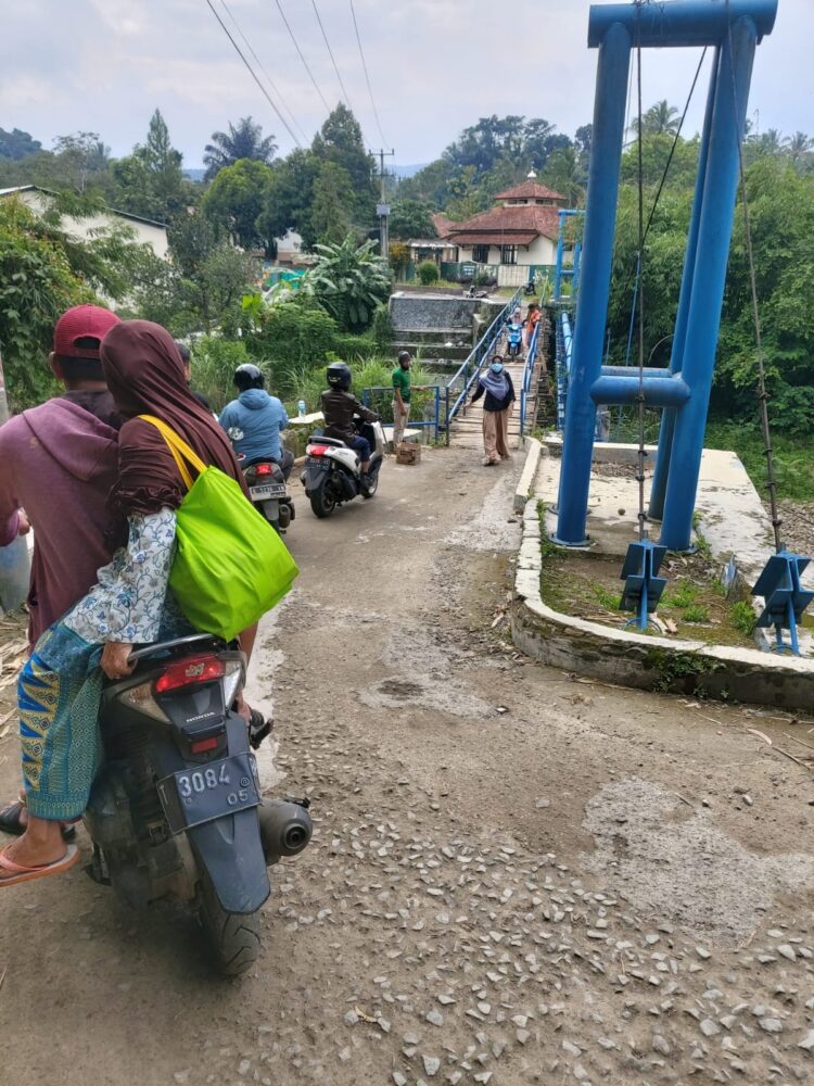 Jembatan Peyambung Di Desa Salem Ruksak Papan Jembatan Pada Bolong