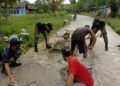 Bersama Masyarakat Perbatasan, Satgas Yonif 642 Perbaiki Akses Jalan