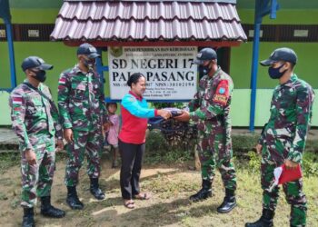 Peduli Pendidikan Anak-anak Perbatasan, Satgas Yonif 642 Bagikan Tas dan Alat Tulis