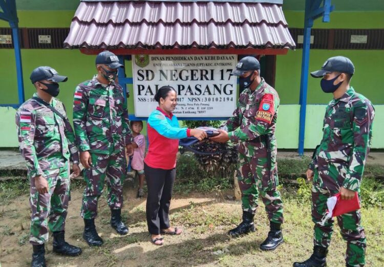 Peduli Pendidikan Anak-anak Perbatasan, Satgas Yonif 642 Bagikan Tas dan Alat Tulis