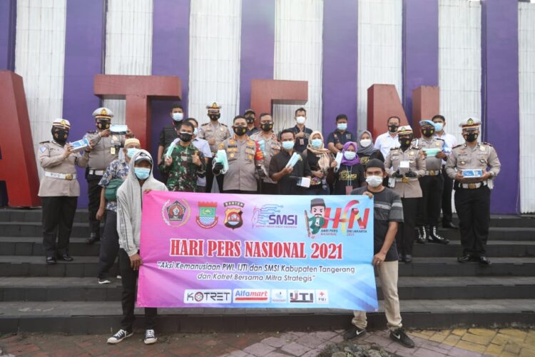 Bersama PWI Kabupaten Tangerang Dan Kapolresta, Dandim 0510/Trs Bagikan Masker