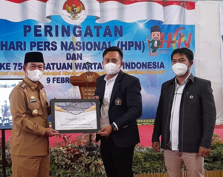 HPN 2021, Bupati Lampura Terima Penghargaan Sektor Wisata Alam