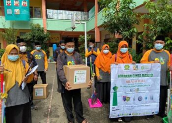 Agenda Milad Ke-28 Dengan Tema Gerakan Cinta Masjid Ponpes Al-Muhajirin Bagikan Paket Kebersihan Dan Santunan Ke-80 Masjid