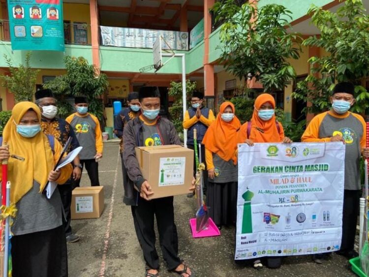 Agenda Milad Ke-28 Dengan Tema Gerakan Cinta Masjid Ponpes Al-Muhajirin Bagikan Paket Kebersihan Dan Santunan Ke-80 Masjid