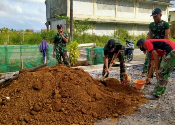 Karya Bhakti Koramil Pemangkat Bersama Warga Cor Atap Masjid