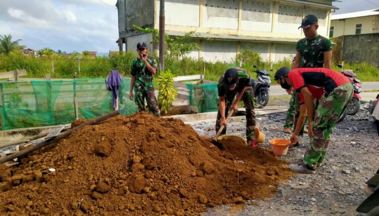 Karya Bhakti Koramil Pemangkat Bersama Warga Cor Atap Masjid