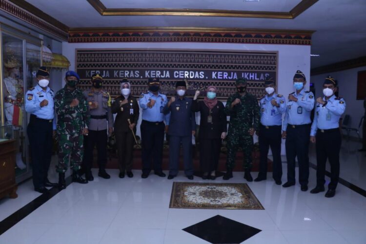 Bupati Lampura H. Budi utomo, S.E., M.M Menandatangani Komitmen, Wilayah Bebas Korupsi