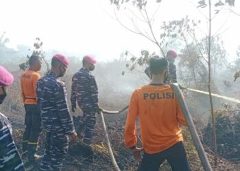 Karhutla Kembali Terjadi, Prajurit YONMARHANLAN XII Berjibaku Melakan Pemadaman
